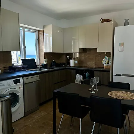 Apartment Superb Seaview Flat, Prime Area