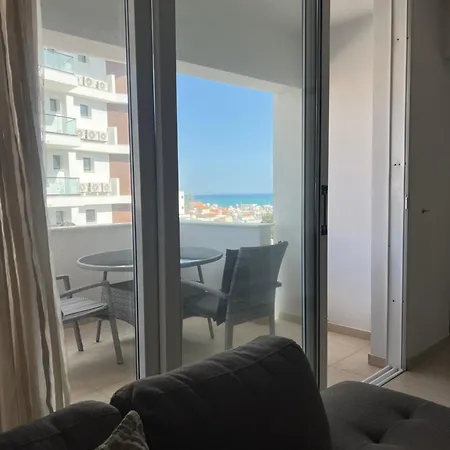 Superb Seaview Flat, Prime Area *