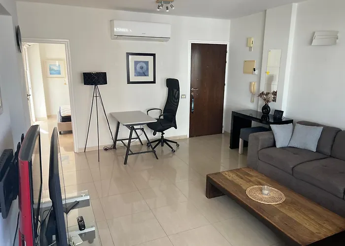 דירה Superb Seaview Flat, Prime Area לרנקה