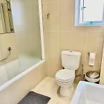Superb Seaview Flat, Prime Area 아파트 *