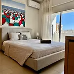 Superb Seaview Flat, Prime Area 아파트