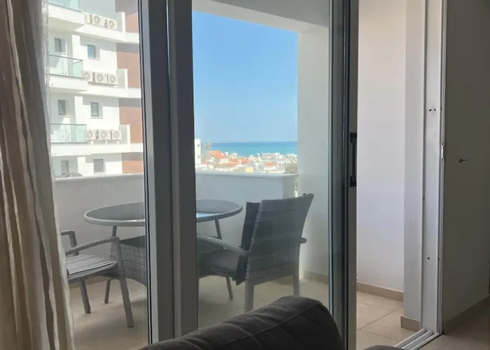 Superb Seaview Flat, Prime Area *